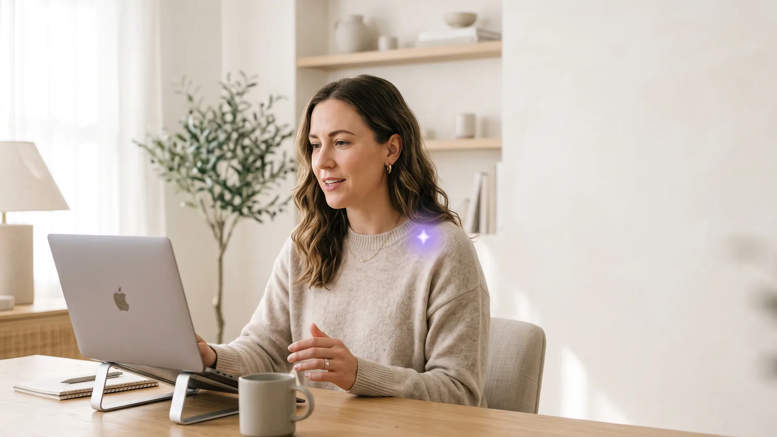 Une professionnelle au travail dans un bureau lumineux.