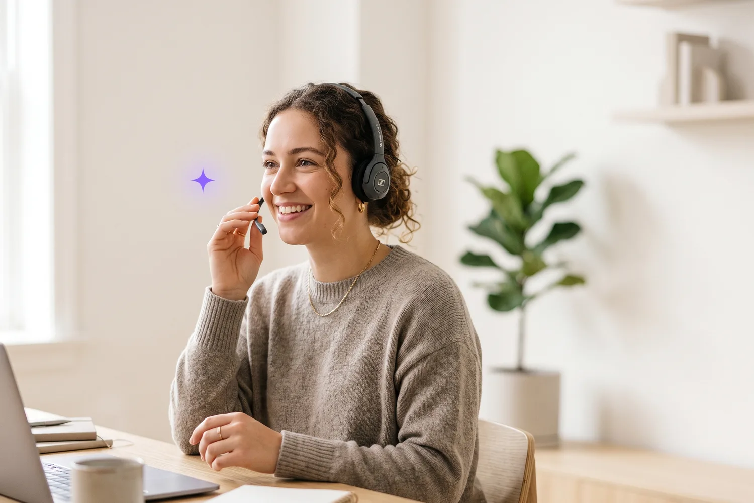 Une Customer Success Manager avec casque, rassurante, sur un appel en anglais.